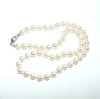 Einzelstück, Akoja-Zuchtperlenkette, Salzwasserperlen creme-weiß mit rosé-Touch, geknotet, rund geformt, sehr schöner Glanz, Gesamtlänge 45 cm, 7,1 mm -7,5 mm Durchmesser, Karabiner-Verschluß aus Silber, um 1970 - Einzelstücke nur erhältlich bei www.danilogold-shop.de