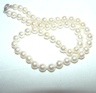 Einzelstück, Akoja-Zuchtperlenkette, Salzwasserperlen creme-weiß mit rosé-Touch, geknotet, rund geformt, sehr schöner Glanz, Gesamtlänge 45 cm, 7,1 mm -7,5 mm Durchmesser, Karabiner-Verschluß aus Silber, um 1970 - Einzelstücke nur erhältlich bei www.danilogold-shop.de