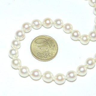 Einzelstück, Akoja-Zuchtperlenkette, Salzwasserperlen creme-weiß mit rosé-Touch, geknotet, rund geformt, sehr schöner Glanz, Gesamtlänge 45 cm, 7,1 mm -7,5 mm Durchmesser, Karabiner-Verschluß aus Silber, um 1970 - Einzelstücke nur erhältlich bei www.danilogold-shop.de