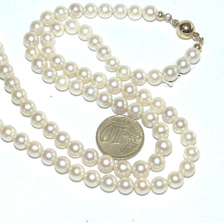 Einzelstück, Vintage-Akoja-Zuchtperlenkette, ganz zart cremeweiß, ungeknotet, rund, schöner Glanz, Gesamtlänge 61 cm, Salzwasserperlen 6,6-6,9 mm Durchmesser, Magnet-Verschluß Gold-Doublé um 1970 -	Unikatschmuck nur erhältlich im Onlineshop von Juwelier & Goldschmiede Danilo! 