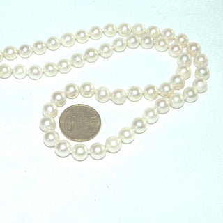 handgeknüpftes Einzelstück, Akoja-Zuchtperlenkette, Salzwasserperlen weiß, leicht rosé, geknotet, rund geformt, schöner Glanz, Gesamtlänge 47 cm, 7,2 mm Durchmesser, Karabiner-Verschluß aus Silber, um 1960 - Nur erhältlich im Onlineshop von Juwelier & Goldschmiede Danilo!