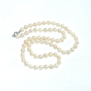 handgeknüpftes Einzelstück, Akoja-Zuchtperlenkette, Salzwasserperlen zart creme-weiß, geknotet, rund, schöner Glanz, Gesamtlänge 49 cm, 6-6,5 mm Durchmesser, Federring-Verschluß aus Silber, um 1960 - Unikate und Pretiosen nur erhältlich im Onlineshop der Goldschmiede Danilo!