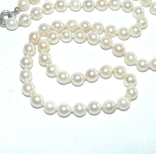 handgeknüpftes Einzelstück, Akoja-Zuchtperlenkette, Salzwasserperlen zart creme-weiß, geknotet, rund, schöner Glanz, Gesamtlänge 49 cm, 6-6,5 mm Durchmesser, Federring-Verschluß aus Silber, um 1960 - Unikate und Pretiosen nur erhältlich im Onlineshop der Goldschmiede Danilo!