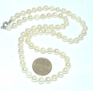 handgeknüpftes Einzelstück, Akoja-Zuchtperlenkette, Salzwasserperlen zart creme-weiß, geknotet, rund, schöner Glanz, Gesamtlänge 49 cm, 6-6,5 mm Durchmesser, Federring-Verschluß aus Silber, um 1960 - Unikate und Pretiosen nur erhältlich im Onlineshop der Goldschmiede Danilo!
