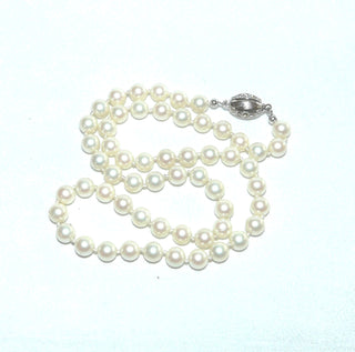 Einzelstück, Salzwasserperlen, Zuchtperlenkette, creme-weiß mit ganz zartgrünem Touch, geknotet, rund, feiner Glanz, Gesamtlänge 44,5 cm, 6,5-6,6 mm Durchmesser, Verschluß aus 835 Silber in Olivenform, um 1960 - Vintage-Schmuck nur im Onlineshop von danilogold!