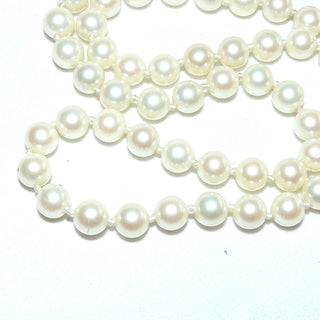 Einzelstück, Salzwasserperlen, Zuchtperlenkette, creme-weiß mit ganz zartgrünem Touch, geknotet, rund, feiner Glanz, Gesamtlänge 44,5 cm, 6,5-6,6 mm Durchmesser, Verschluß aus 835 Silber in Olivenform, um 1960 - Vintage-Schmuck nur im Onlineshop von danilogold!