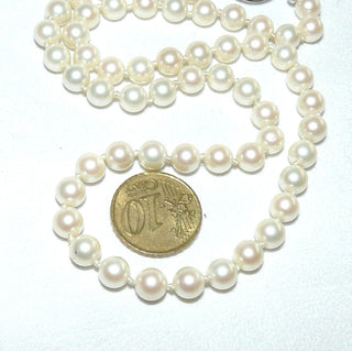 Einzelstück, Salzwasserperlen, Zuchtperlenkette, creme-weiß mit ganz zartgrünem Touch, geknotet, rund, feiner Glanz, Gesamtlänge 44,5 cm, 6,5-6,6 mm Durchmesser, Verschluß aus 835 Silber in Olivenform, um 1960 - Vintage-Schmuck nur im Onlineshop von danilogold!