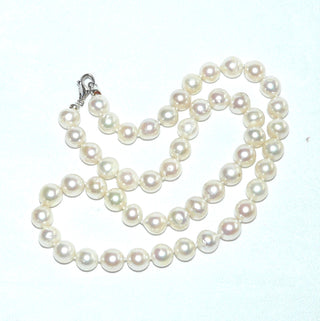 Einzelstück, japanische Vintage-Akoja-Zuchtperlenkette, zart creme-rosé, geknotet, baroque geformt, sehr schöner Glanz, Gesamtlänge 51 cm, 9-9,5 mm Durchmesser, Verschluß Silber, um 1970 - Unikate und Pretiosen nur erhältlich im Onlineshop der Goldschmiede Danilo! 