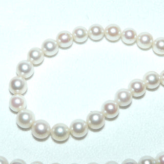 Einzelstück, japanische Vintage-Akoja-Zuchtperlenkette, zart creme-rosé, geknotet, baroque geformt, sehr schöner Glanz, Gesamtlänge 51 cm, 9-9,5 mm Durchmesser, Verschluß Silber, um 1970 - Unikate und Pretiosen nur erhältlich im Onlineshop der Goldschmiede Danilo! 