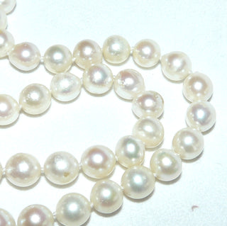 Einzelstück, japanische Vintage-Akoja-Zuchtperlenkette, zart creme-rosé, geknotet, baroque geformt, sehr schöner Glanz, Gesamtlänge 51 cm, 9-9,5 mm Durchmesser, Verschluß Silber, um 1970 - Unikate und Pretiosen nur erhältlich im Onlineshop der Goldschmiede Danilo! 