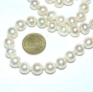 Einzelstück, japanische Vintage-Akoja-Zuchtperlenkette, zart creme-rosé, geknotet, baroque geformt, sehr schöner Glanz, Gesamtlänge 51 cm, 9-9,5 mm Durchmesser, Verschluß Silber, um 1970 - Unikate und Pretiosen nur erhältlich im Onlineshop der Goldschmiede Danilo! 