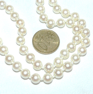 handgeknüpftes Einzelstück, Akoja-Zuchtperlenkette, Salzwasserperlen zart creme-weiß, geknotet, rund, schöner Glanz, Gesamtlänge 42 cm, 6,6 mm - 6,7 mm Durchmesser, Magnet-Verschluß aus Gold-Doublé, um 1970 - Vintage-Schmuck nur im Onlineshop von danilogold!