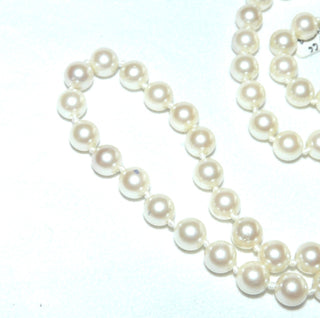 handgeknüpftes Einzelstück, Akoja-Zuchtperlenkette, Salzwasserperlen zart creme-weiß, geknotet, rund, schöner Glanz, Gesamtlänge 42 cm, 6,6 mm - 6,7 mm Durchmesser, Magnet-Verschluß aus Gold-Doublé, um 1970 - Vintage-Schmuck nur im Onlineshop von danilogold!
