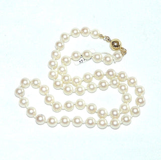 handgeknüpftes Einzelstück, Akoja-Zuchtperlenkette, Salzwasserperlen zart creme-weiß, geknotet, rund, schöner Glanz, Gesamtlänge 42 cm, 6,6 mm - 6,7 mm Durchmesser, Magnet-Verschluß aus Gold-Doublé, um 1970 - Vintage-Schmuck nur im Onlineshop von danilogold!