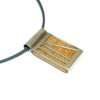 Handgefertigtes Einzelstück, Vintage-Anhänger "Einblick" aus 835 Silber, ein rechteckiges hellbraunes Holz, vorne gehalten von Streben, mattiert + Röhrchen zum Durchfädeln, um 1950 (Lieferung erfolgt ohne Kette) -	Handgefertigtes Unikat! Nur im Danilo Gold Online Shop!