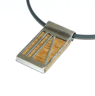 Handgefertigtes Einzelstück, Vintage-Anhänger "Einblick" aus 835 Silber, ein rechteckiges hellbraunes Holz, vorne gehalten von Streben, mattiert + Röhrchen zum Durchfädeln, um 1950 (Lieferung erfolgt ohne Kette) -	Handgefertigtes Unikat! Nur im Danilo Gold Online Shop!