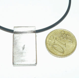 Handgefertigtes Einzelstück, Vintage-Anhänger "Einblick" aus 835 Silber, ein rechteckiges hellbraunes Holz, vorne gehalten von Streben, mattiert + Röhrchen zum Durchfädeln, um 1950 (Lieferung erfolgt ohne Kette) -	Handgefertigtes Unikat! Nur im Danilo Gold Online Shop!