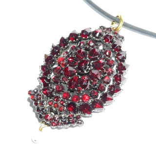 Handarbeit, Einzelstück, Vintage-Anhänger, ovaler antiker Granat-Anhänger, diverse Granate rund + in Tropfenform im Rosenschliff, Farbe böhmischer Granat, Trägermaterial Tombak, rosettenartiger Aufbau, wahrscheinlich Mariage mit einer ehemaligen Brosche, eine weiße Akoja-Zuchtperle als beweglicher Abschluß, Gründerzeit um 1880 (Lieferung erfolgt ohne Kette) -	Vintage-Schmuck nur im Onlineshop von danilogold!