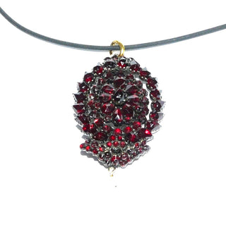 Handarbeit, Einzelstück, Vintage-Anhänger, ovaler antiker Granat-Anhänger, diverse Granate rund + in Tropfenform im Rosenschliff, Farbe böhmischer Granat, Trägermaterial Tombak, rosettenartiger Aufbau, wahrscheinlich Mariage mit einer ehemaligen Brosche, eine weiße Akoja-Zuchtperle als beweglicher Abschluß, Gründerzeit um 1880 (Lieferung erfolgt ohne Kette) -	Vintage-Schmuck nur im Onlineshop von danilogold!