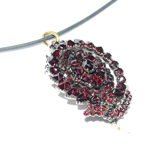 Handarbeit, Einzelstück, Vintage-Anhänger, ovaler antiker Granat-Anhänger, diverse Granate rund + in Tropfenform im Rosenschliff, Farbe böhmischer Granat, Trägermaterial Tombak, rosettenartiger Aufbau, wahrscheinlich Mariage mit einer ehemaligen Brosche, eine weiße Akoja-Zuchtperle als beweglicher Abschluß, Gründerzeit um 1880 (Lieferung erfolgt ohne Kette) -	Vintage-Schmuck nur im Onlineshop von danilogold!