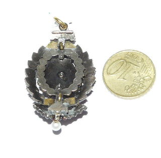 Handarbeit, Einzelstück, Vintage-Anhänger, ovaler antiker Granat-Anhänger, diverse Granate rund + in Tropfenform im Rosenschliff, Farbe böhmischer Granat, Trägermaterial Tombak, rosettenartiger Aufbau, wahrscheinlich Mariage mit einer ehemaligen Brosche, eine weiße Akoja-Zuchtperle als beweglicher Abschluß, Gründerzeit um 1880 (Lieferung erfolgt ohne Kette) -	Vintage-Schmuck nur im Onlineshop von danilogold!