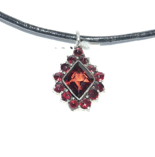 Einzelstück, Vintage-Anhänger, Granat-Anhänger aus zart vergoldetem Silber mit 14 Granaten im Rosenschliff + einer facettierten Raute, schöne Farbe, um 1970 (Lieferung erfolgt ohne Kette) -	Unikate und Pretiosen nur erhältlich im Onlineshop der Goldschmiede Danilo!