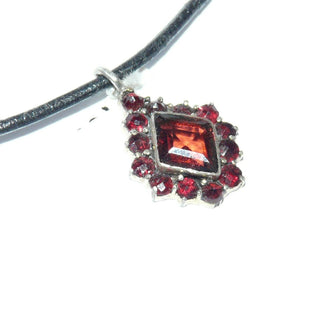 Einzelstück, Vintage-Anhänger, Granat-Anhänger aus zart vergoldetem Silber mit 14 Granaten im Rosenschliff + einer facettierten Raute, schöne Farbe, um 1970 (Lieferung erfolgt ohne Kette) -	Unikate und Pretiosen nur erhältlich im Onlineshop der Goldschmiede Danilo!