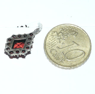 Einzelstück, Vintage-Anhänger, Granat-Anhänger aus zart vergoldetem Silber mit 14 Granaten im Rosenschliff + einer facettierten Raute, schöne Farbe, um 1970 (Lieferung erfolgt ohne Kette) -	Unikate und Pretiosen nur erhältlich im Onlineshop der Goldschmiede Danilo!