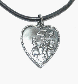 Einzelstück, Vintage-Anhänger aus Silber, umranktes Herz mit dem Motiv von Hänsel &amp; Gretel, Silber in den Tiefen oxidiert. Gesamtmaße ca. 23 mm x 22 mm, um 1950 (Lieferung erfolgt ohne Kette)-	Vintage-Schmuck nur im Onlineshop von danilogold!