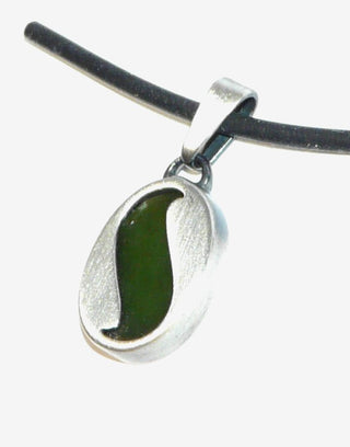 Einzelstück, Vintage-Anhänger mit einer ovalen Jade-Platte in 835 Silber "Grünes S", Gesamtmaße ca. 23,6 mm x 11,5 mm inklusive Schlaufe, um 1960 -	Vintage-Schmuck nur im Onlineshop von danilogold!
