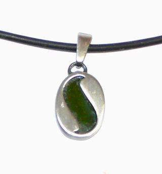 Einzelstück, Vintage-Anhänger mit einer ovalen Jade-Platte in 835 Silber "Grünes S", Gesamtmaße ca. 23,6 mm x 11,5 mm inklusive Schlaufe, um 1960 -	Vintage-Schmuck nur im Onlineshop von danilogold!