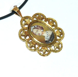 antikes Einzelstück, Vintage-Anhänger mit Miniatur-Malerei Frauenportrait, mit echten Diamanten in der Kette + dem Diadem, lilienförmige Umrahmung aus 750 Gelbgold, Italien um 1930 -	Unikatschmuck nur erhältlich im Onlineshop von Juwelier & Goldschmiede Danilo! 