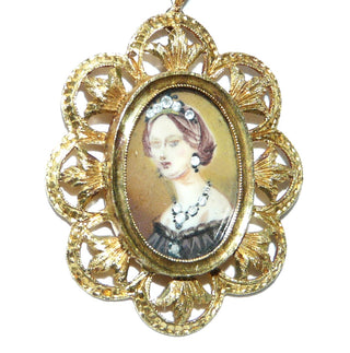 antikes Einzelstück, Vintage-Anhänger mit Miniatur-Malerei Frauenportrait, mit echten Diamanten in der Kette + dem Diadem, lilienförmige Umrahmung aus 750 Gelbgold, Italien um 1930 -	Unikatschmuck nur erhältlich im Onlineshop von Juwelier & Goldschmiede Danilo! 