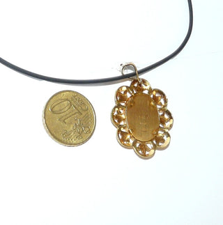 antikes Einzelstück, Vintage-Anhänger mit Miniatur-Malerei Frauenportrait, mit echten Diamanten in der Kette + dem Diadem, lilienförmige Umrahmung aus 750 Gelbgold, Italien um 1930 -	Unikatschmuck nur erhältlich im Onlineshop von Juwelier & Goldschmiede Danilo! 