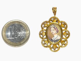 antikes Einzelstück, Vintage-Anhänger mit Miniatur-Malerei Frauenportrait, mit echten Diamanten in der Kette + dem Diadem, lilienförmige Umrahmung aus 750 Gelbgold, Italien um 1930 -	Unikatschmuck nur erhältlich im Onlineshop von Juwelier & Goldschmiede Danilo! 