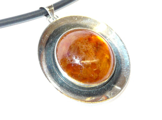 schlichtes Einzelstück, Vintage, N E From Niels Erik, Denmark, Anhänger aus 925 Silber, in den Tiefen geschwärzt, mit einem runden, cognacfarbenen, natürlichen Bernstein mit schöner Maserung, ca. 34,4 mm Durchmesser, Rückseite Hammerschlag, um 1960 - Vintage-Schmuck nur im Onlineshop von danilogold!