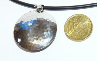 schlichtes Einzelstück, Vintage, N E From Niels Erik, Denmark, Anhänger aus 925 Silber, in den Tiefen geschwärzt, mit einem runden, cognacfarbenen, natürlichen Bernstein mit schöner Maserung, ca. 34,4 mm Durchmesser, Rückseite Hammerschlag, um 1960 - Vintage-Schmuck nur im Onlineshop von danilogold!