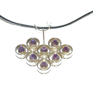 Alte Handarbeit, Retro-Einzelstück, filigraner, offen wirkender Vintage-Anhänger aus 925 Silber, bestehend aus 8 Kreisen mit 8 Amethysten in Kegelform, quer zur Kette mit langer Stegöse, um 1960 - Vintage-Schmuck nur im Onlineshop von danilogold!