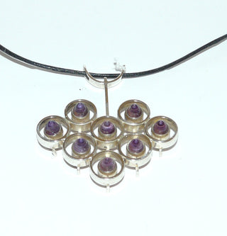 Alte Handarbeit, Einzelstück, filigraner, offen wirkender Vintage-Anhänger aus 925 Silber bestehend aus 8 Kreisen mit 8 Amethysten in Kegelform, quer zur Kette mit Stegöse, um 1960-1970&nbsp;(Lieferung erfolgt ohne Kette) -	Vintage-Schmuck nur im Onlineshop von danilogold!