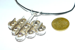 Alte Handarbeit, Einzelstück, filigraner, offen wirkender Vintage-Anhänger aus 925 Silber bestehend aus 8 Kreisen mit 8 Amethysten in Kegelform, quer zur Kette mit Stegöse, um 1960-1970&nbsp;(Lieferung erfolgt ohne Kette) -	Vintage-Schmuck nur im Onlineshop von danilogold!