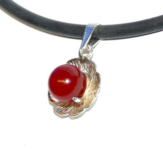Handgefertigtes Einzelstück, Vintage-Anhänger "Karneol-Blüte" aus 835 Silber mit einer roten Karneol-Kugel in einem Durchmesser von ca. 15,2 mm, sie sitzt in einer aufgetieften Schale in Blütenform ausgesägt und mit gravierten Linien, um 1960
