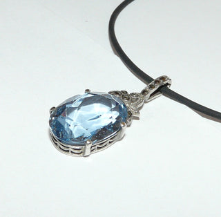 Einzelstück, Jugendstil Vintage-Anhänger aus 835 Silber, ausgefaßt mit Markasiten in der Schlaufe und am floralen Detail, sowie einem blauen synthetischen Aquamarin, um 1920 (Lieferung erfolgt ohne Kette) -	Vintage-Schmuck nur im Onlineshop von danilogold!