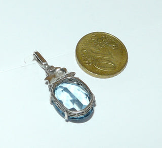 Einzelstück, Jugendstil Vintage-Anhänger aus 835 Silber, ausgefaßt mit Markasiten in der Schlaufe und am floralen Detail, sowie einem blauen synthetischen Aquamarin, um 1920 (Lieferung erfolgt ohne Kette) -	Vintage-Schmuck nur im Onlineshop von danilogold!