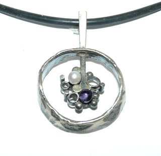 Vintage-Einzelstück, Retro-Anhänger aus 800 Silber mit einer&nbsp; weißen Perle + einem Amethyst als Kugel, matt + in den Tiefen geschwärzt, offener Kreis mit geschmorter Optik, skandinavischer Stil, um 1960 -	Unikate und Pretiosen nur erhältlich im Onlineshop der Goldschmiede Danilo!