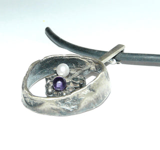 Einzelstück, Vintage-Anhänger aus 800 Silber mit einer Zuchtperle + einer Amethystkugel, matt + in den Tiefen geschwärzt, offener Kreis mit "geschmorter" Optik, skandinavischer Stil, um 1960 (Lieferung erfolgt ohne Kette) -	Unikate und Pretiosen nur erhältlich im Onlineshop der Goldschmiede Danilo!