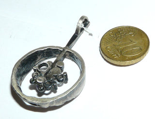 Einzelstück, Vintage-Anhänger aus 800 Silber mit einer Zuchtperle + einer Amethystkugel, matt + in den Tiefen geschwärzt, offener Kreis mit "geschmorter" Optik, skandinavischer Stil, um 1960 (Lieferung erfolgt ohne Kette) -	Unikate und Pretiosen nur erhältlich im Onlineshop der Goldschmiede Danilo!
