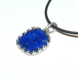 Einzelstück, Vintage-Anhänger aus Silber mit einer antikovalen, königsblauen Lapislazuli-Platte, gehalten in einer Girlandenfassung, um 1950 (Lieferung erfolgt ohne Kette) -	Vintage-Schmuck nur im Onlineshop von danilogold!