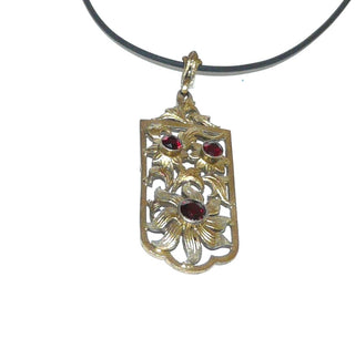 Einzelstück, Vintage-Anhänger, antiker, durchbrochener Granat-Anhänger aus zart vergoldetem Silber, florale Elemente, Blätter + Blüte, aufgesetzt auf einem schildförmigen Rahmen, mit 3 runden facettierten Granaten in schöner Farbe, um 1900 (Lieferung erfolgt ohne Kette) -	Unikatschmuck nur erhältlich im Onlineshop von Juwelier & Goldschmiede Danilo! 
