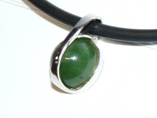 Einzelstück, Vintage-Anhänger mit rundem grünen Jade-Cabochon aus 835 Silber, schlicht mit graphischem Design, mit einer Silberlasche über dem Stein, die in die Schlaufe übergeht, ca. 18,3 mm x 12,3 mm, um 1960 - Unikate und Pretiosen nur erhältlich im Onlineshop der Goldschmiede Danilo!
