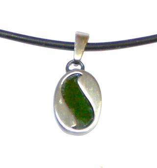 Einzelstück, Vintage-Anhänger mit einer ovalen Jade-Platte in 835 Silber "Grünes S", Gesamtmaße ca. 23,6 mm x 11,5 mm inklusive Schlaufe, um 1960 - Vintage-Schmuck nur im Onlineshop von danilogold!